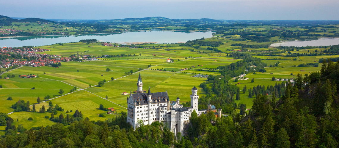Wie gemalt: Panoramablick auf den Forggensee und Schloss Neuschwanstein